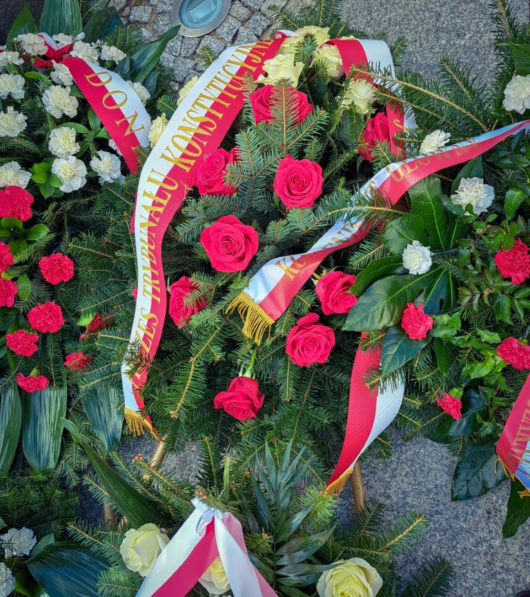 Wieniec z czerwonych róż i szarfą Prezesa Trybunału Konstytucyjnego