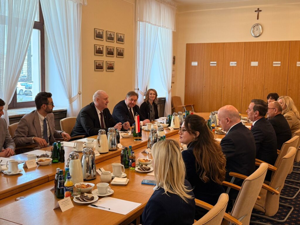 Delegacje polska i albańska siedzą przy stole w siedzibie TK