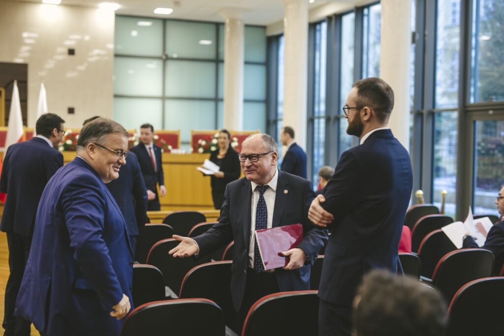 Uczestnicy dorocznego zgromadzenia rozmawiają w sali Trybunału Konstytucyjnego