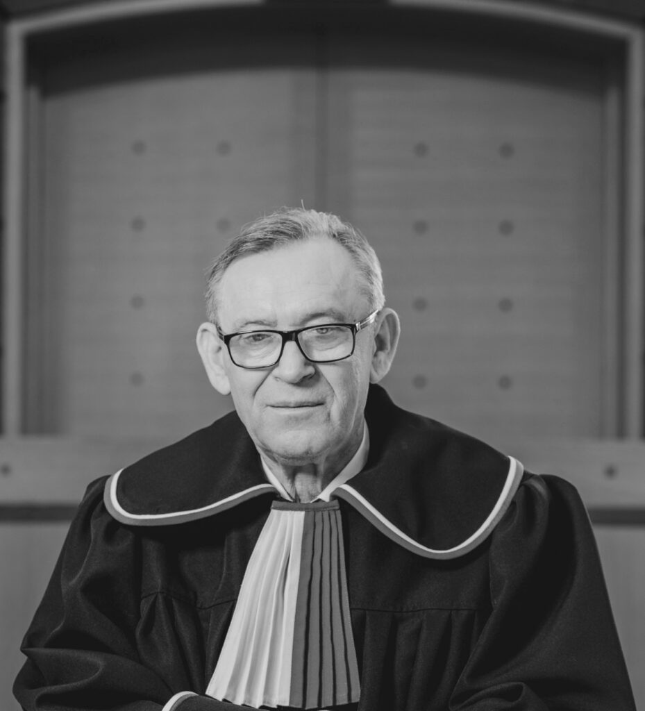 Czarno-biały portret Henryka Ciocha w todze sędziowskiej.