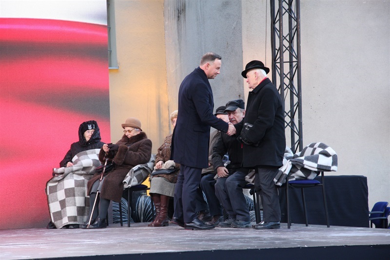 Andrzej Duda wita uczestnika obchodów Narodowego Dnia Pamięci „Żołnierzy Wyklętych”.