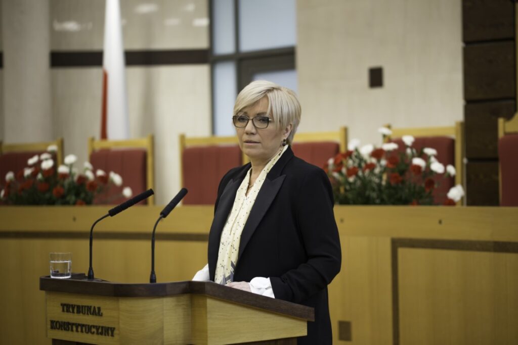 Julia Przyłębska przy mównicy podczas konferencji „Tożsamość konstytucyjna” w TK.