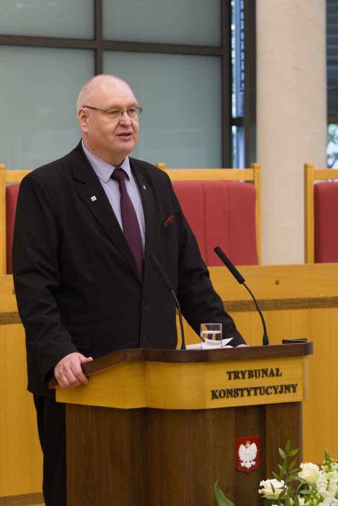 Bogdan Święczkowski przemawia przy mównicy TK
