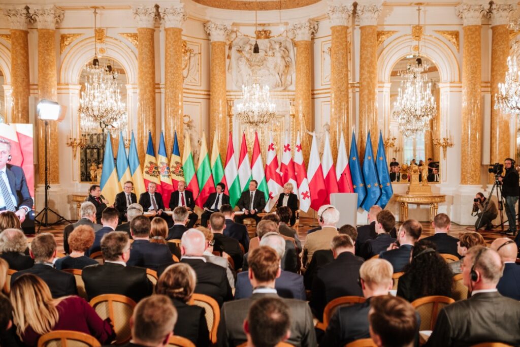 Paneliści i publiczność podczas debaty w Sali Wielkiej Zamku Królewskiego w Warszawie