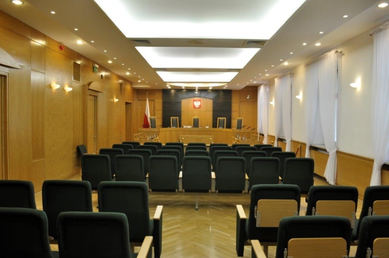 Mała sala rozpraw polskiego Trybunału Konstytucyjnego