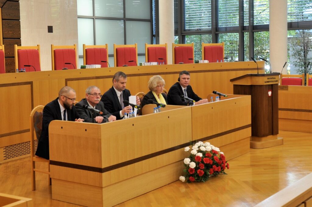 Uczestnicy panelu konferencji przy stole w sali rozpraw Trybunału Konstytucyjnego