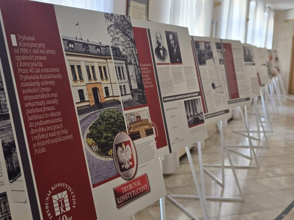 Plansze wystawy historycznej ustawione w siedzibie TK