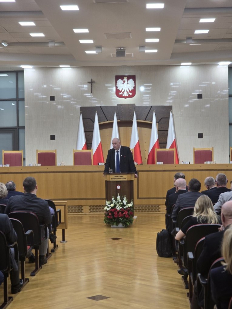Bogdan Święczkowski przemawia przy mównicy w sali TK
