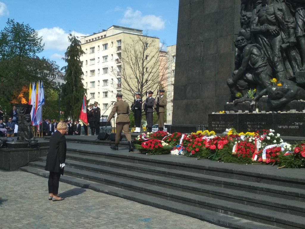 Julia Przyłębska przed Pomnikiem Bohaterów Getta podczas uroczystości rocznicowej
