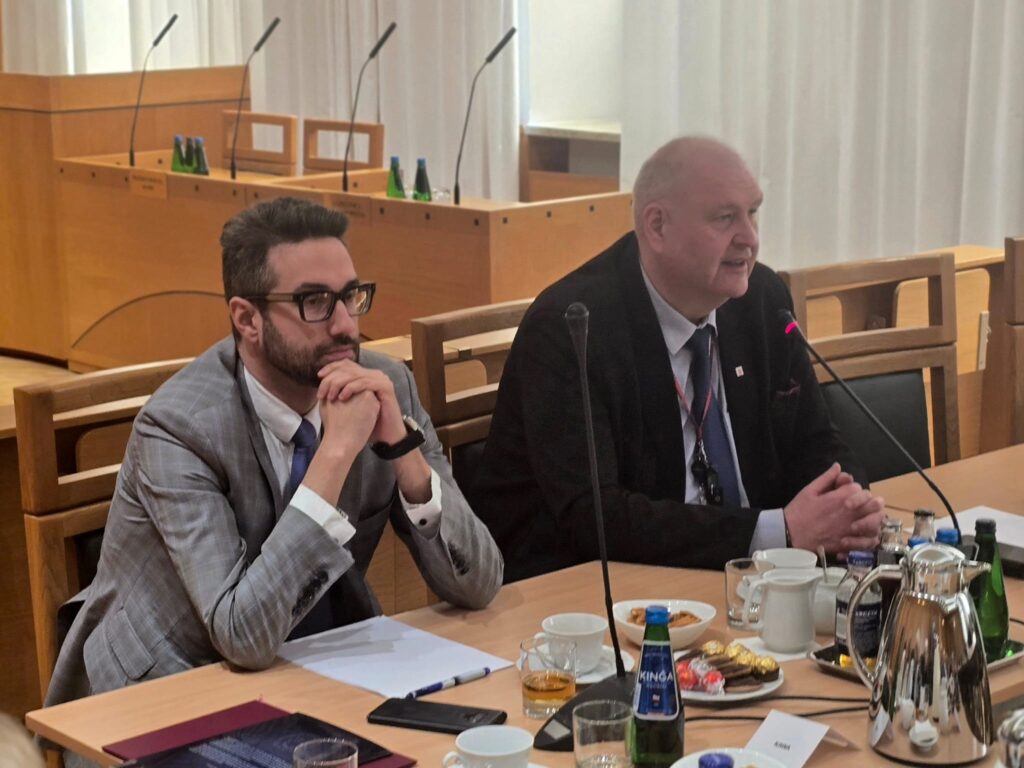 Bogdan Święczkowski przemawia podczas debaty w sali TK