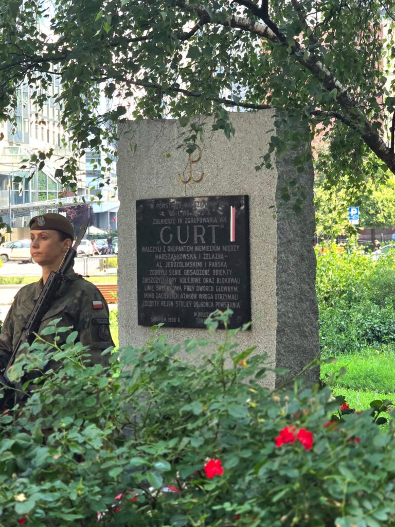 Warta honorowa przy pomniku IV Zgrupowania AK Gurt