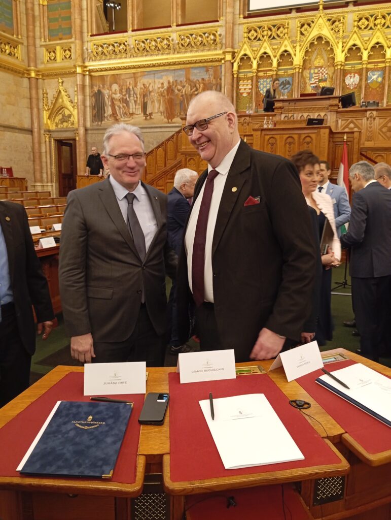 Imre Juhász i Bogdan Święczkowski w sali parlamentu w Budapeszcie
