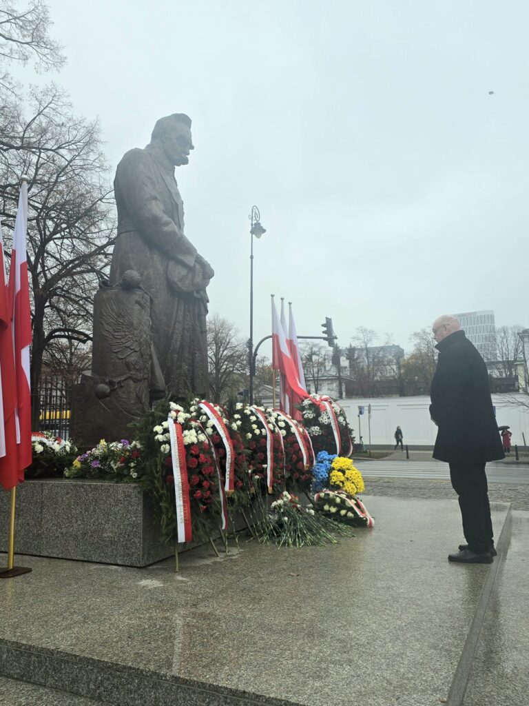 Bogdan Święczkowski przed pomnikiem Józefa Piłsudskiego