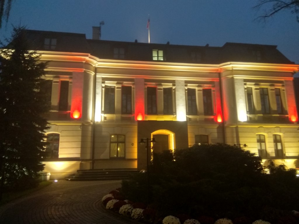 Fasada Trybunału Konstytucyjnego oświetlona biało-czerwonym światłem po zmroku