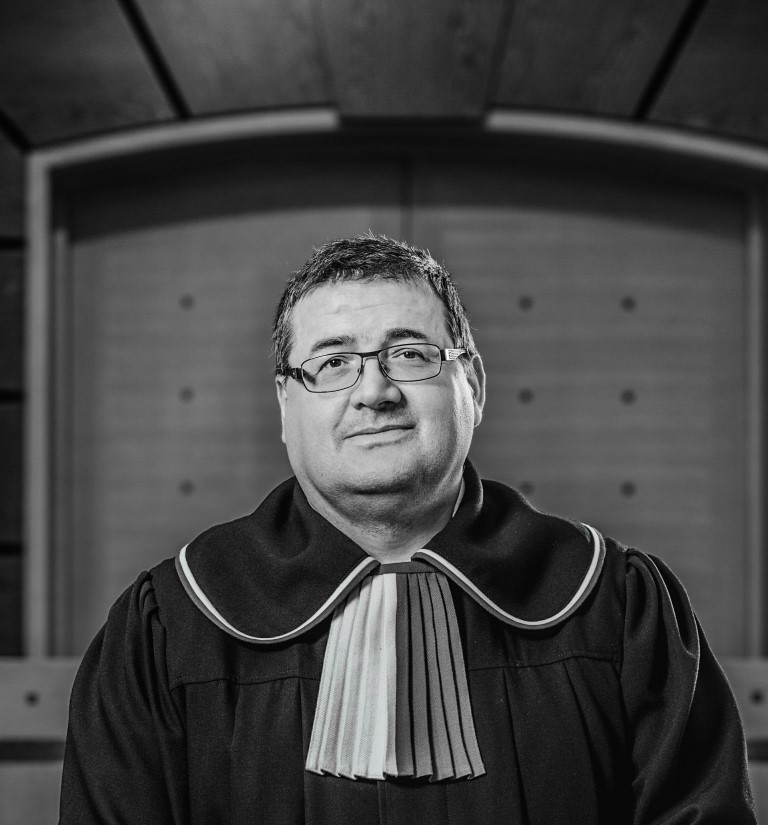 Czarno-biały portret Grzegorza Jędrejka w todze sędziowskiej
