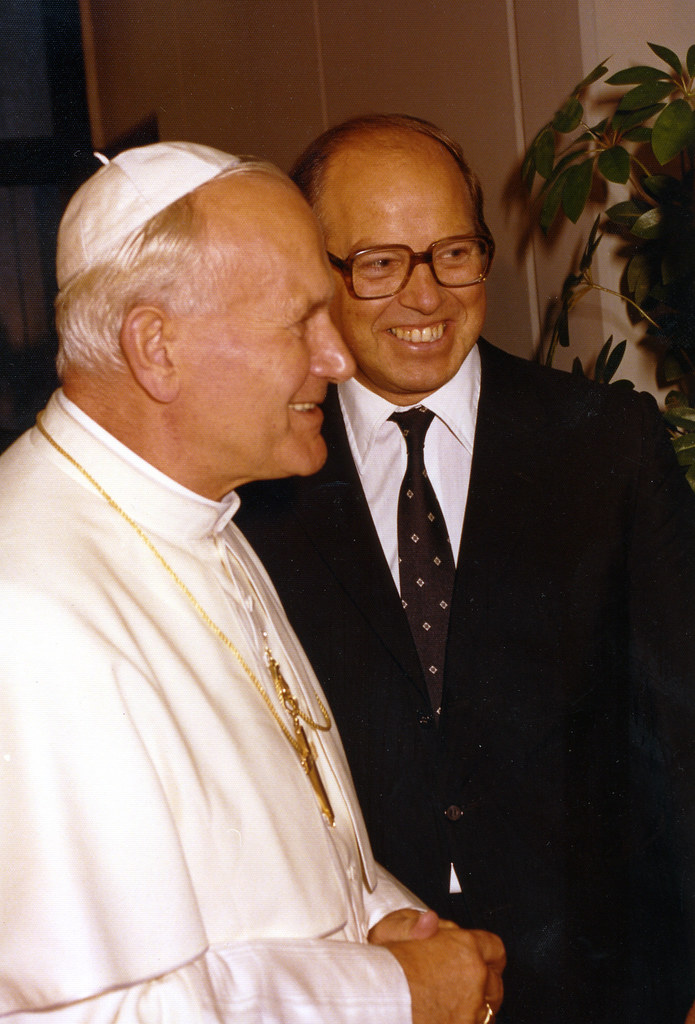 Jan Paweł II w białej sutannie podczas spotkania w Wiedniu w 1983 roku.