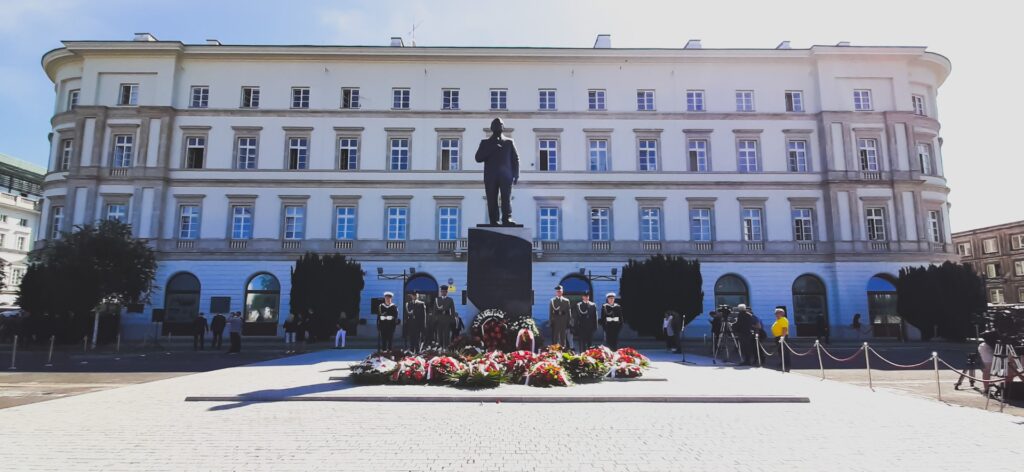 Wieńce i wojskowa asysta pod pomnikiem Lecha Kaczyńskiego w Warszawie