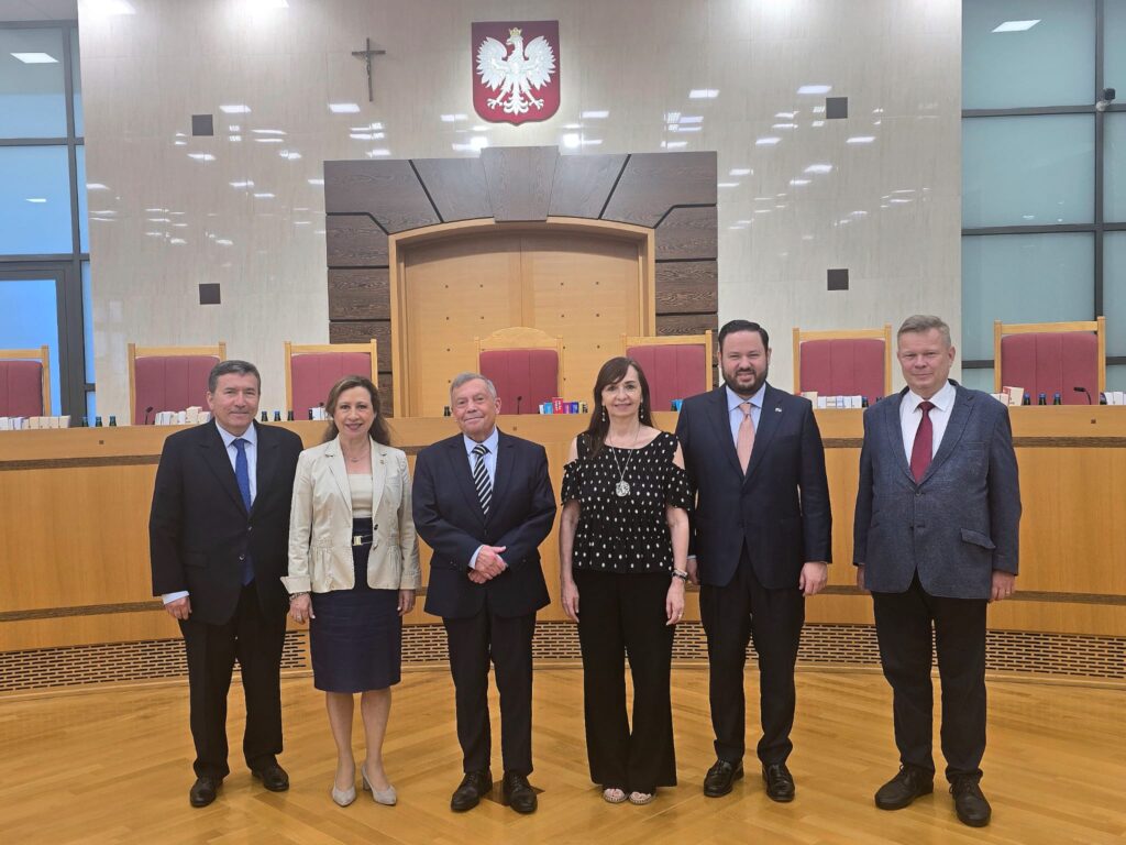Goście dyplomatyczni i gospodarze pozują w sali rozpraw TK