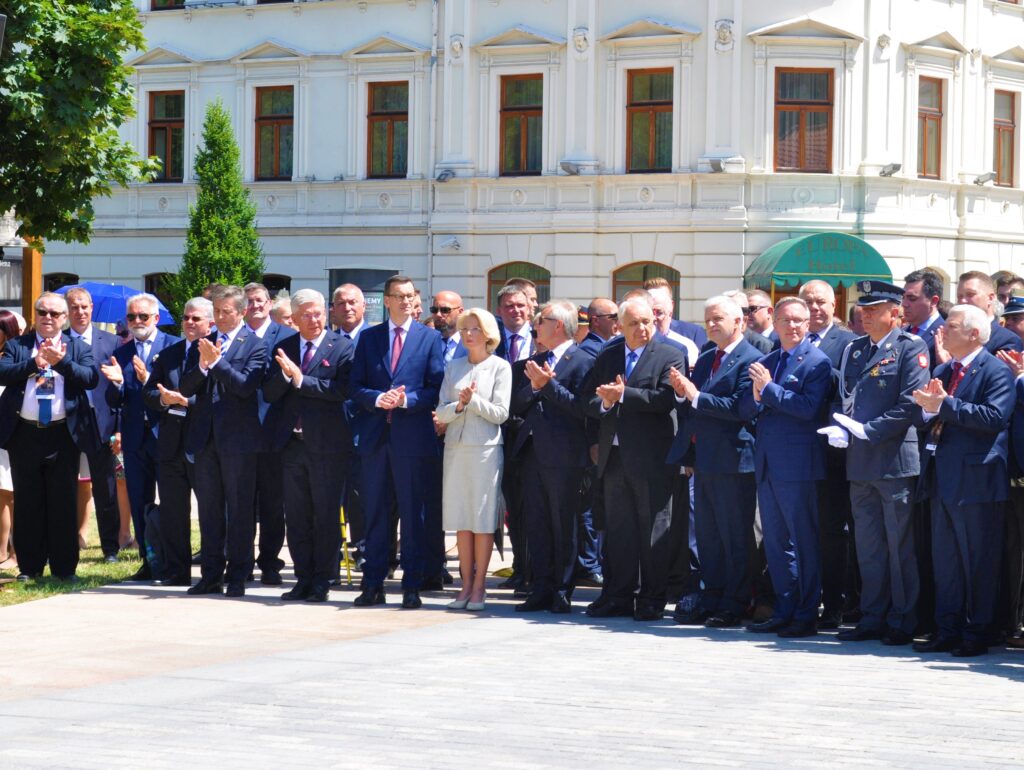 Uczestnicy uroczystości stoją na placu Litewskim w Lublinie