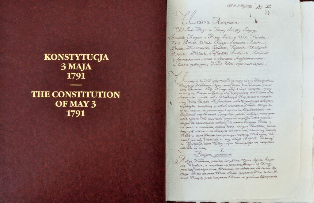 Okładka wydania Konstytucji 3 Maja i reprodukcja pierwszej strony Ustawy Rządowej