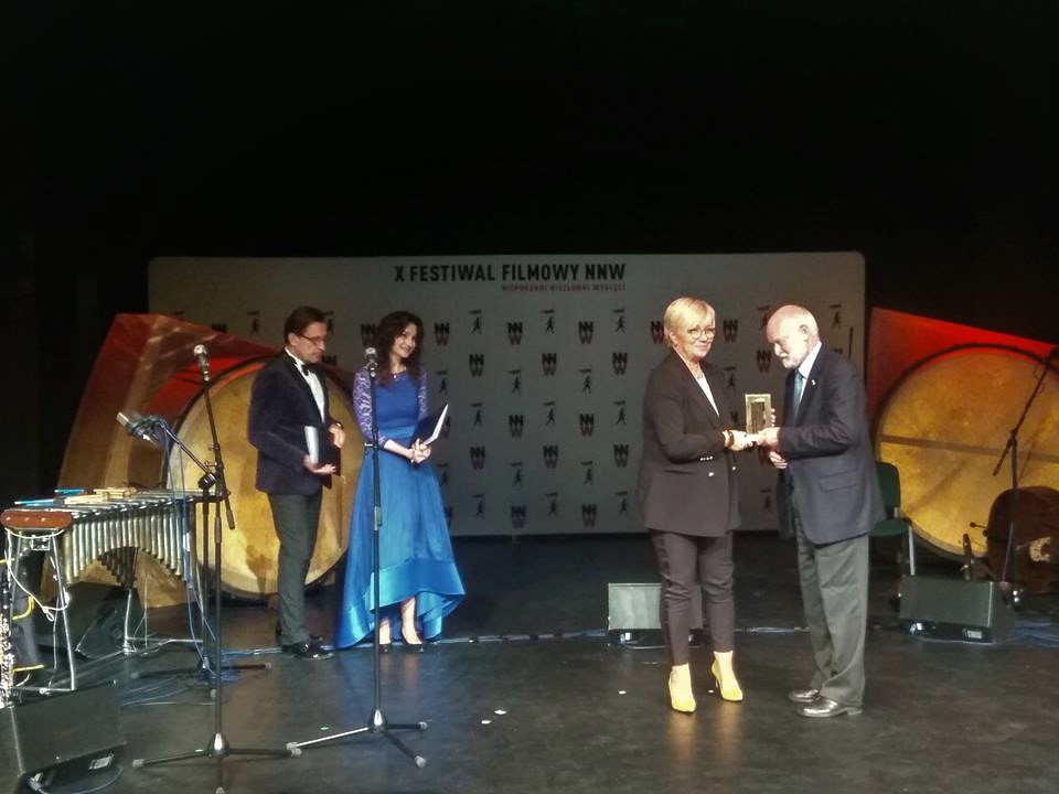 Wręczenie nagrody na scenie X Festiwalu Filmowego NNW w Gdyni