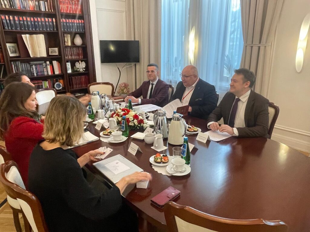Uczestnicy spotkania siedzący przy wspólnym stole