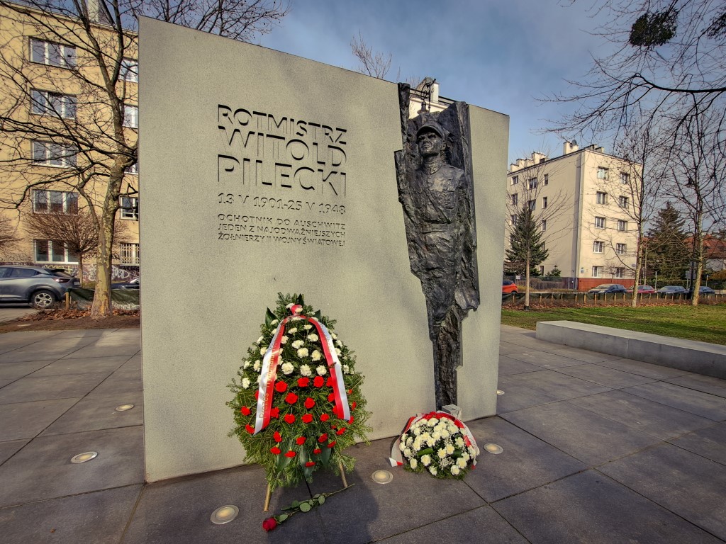 Pomnik rotmistrza Witolda Pileckiego z biało-czerwonymi wieńcami