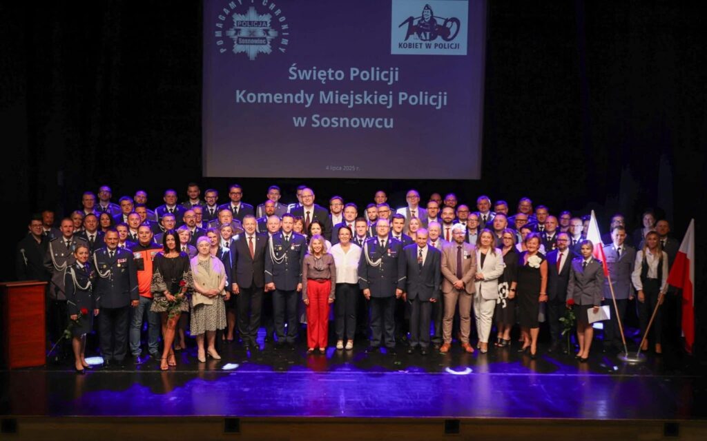 Grupa uczestników Święta Policji na scenie
