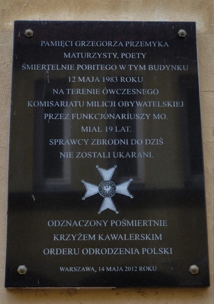 Tablica upamiętniająca Grzegorza Przemyka na ścianie dawnego komisariatu