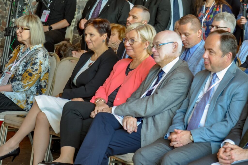 Uczestnicy kongresu Polska Wielki Projekt siedzą wśród publiczności