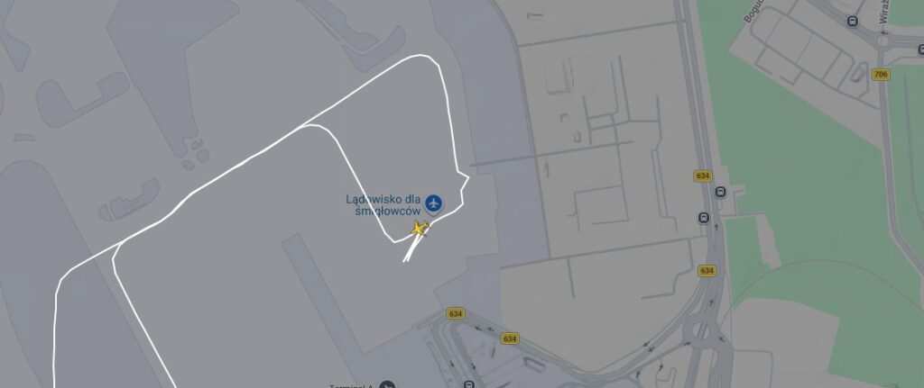 Mapa Flightradar24 z samolotem rządowym na płycie Lotniska Chopina