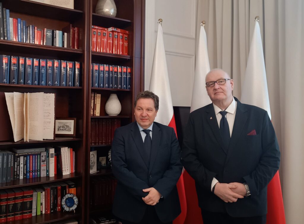 Bogdan Święczkowski i ambasador Serbii podczas spotkania w siedzibie TK