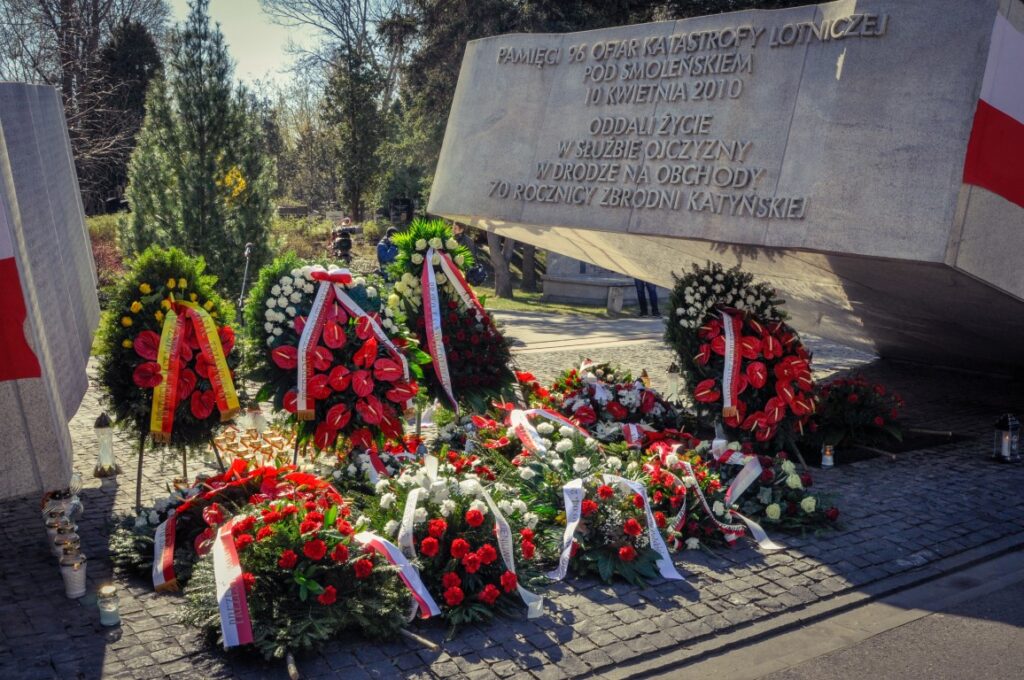 Wieńce i znicze przy tablicy upamiętniającej 96 ofiar katastrofy smoleńskiej