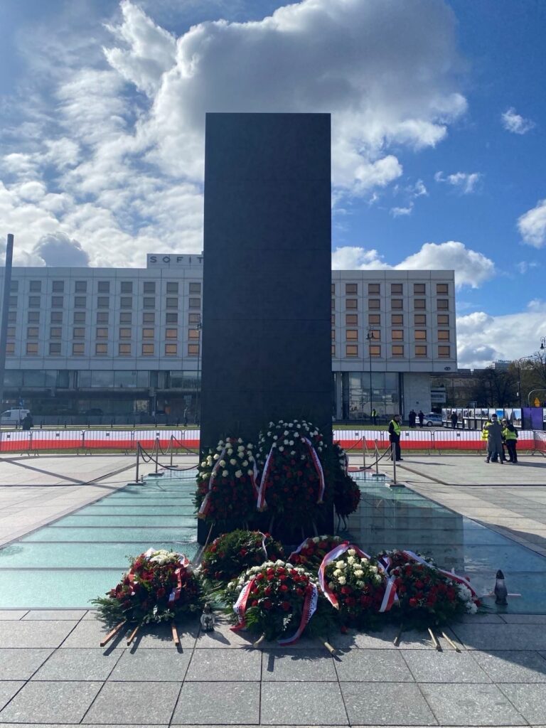 Wieńce przed pomnikiem ofiar katastrofy smoleńskiej w Warszawie