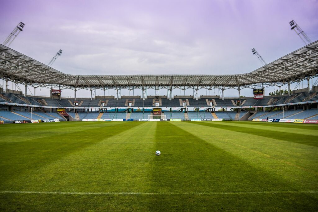 Piłka na murawie pustego stadionu piłkarskiego