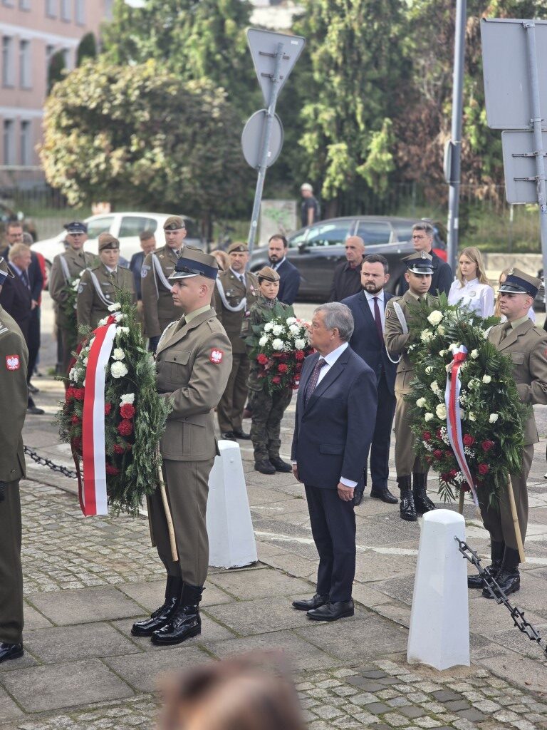 Bartłomiej Sochański i żołnierze z wieńcami