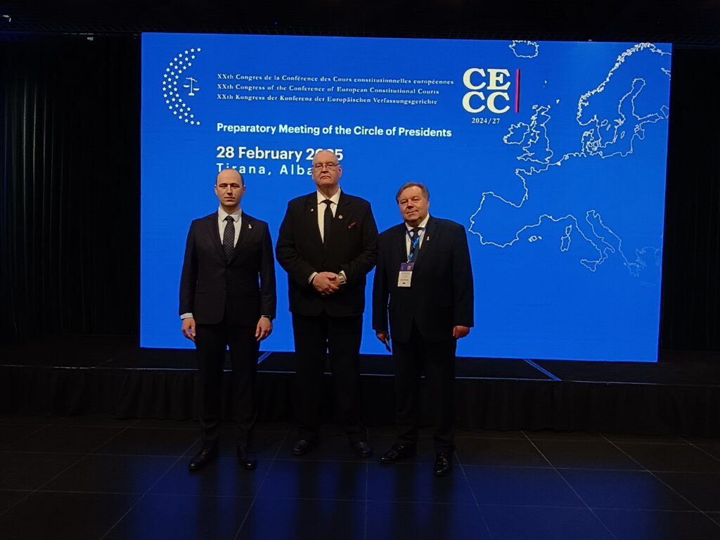 Bogdan Święczkowski i Jarosław Wyrembak z uczestnikiem spotkania przed ekranem CECC
