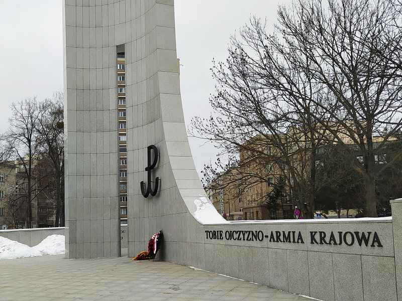Pomnik ze znakiem Polski Walczącej i napisem Tobie Ojczyzno Armia Krajowa