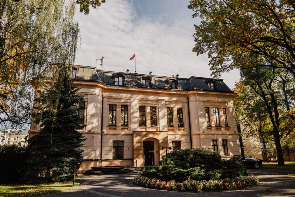 Budynek Trybunału Konstytucyjnego w otoczeniu drzew
