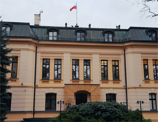 Front budynku Trybunału Konstytucyjnego i polska flaga nad dachem