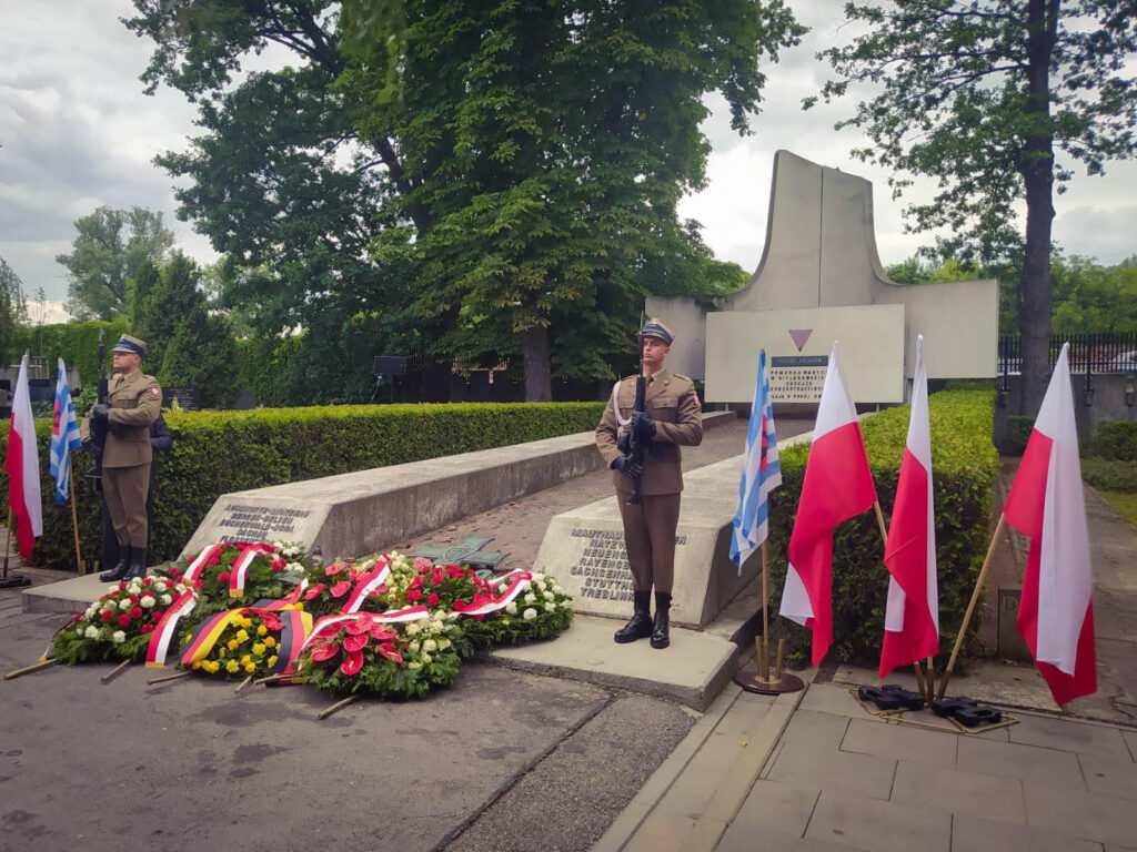 Warta honorowa i wieńce przy pomniku poświęconym ofiarom niemieckich obozów