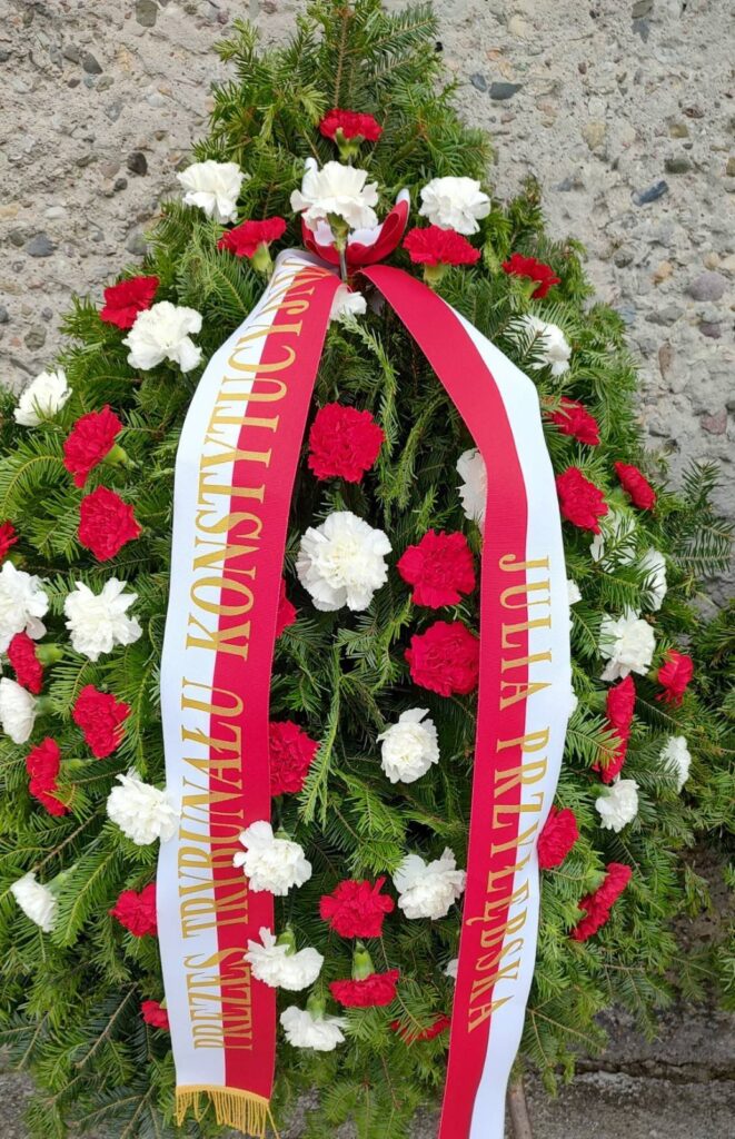 Wieniec z biało-czerwonymi kwiatami i wstęgami prezes Trybunału Konstytucyjnego Julii Przyłębskiej