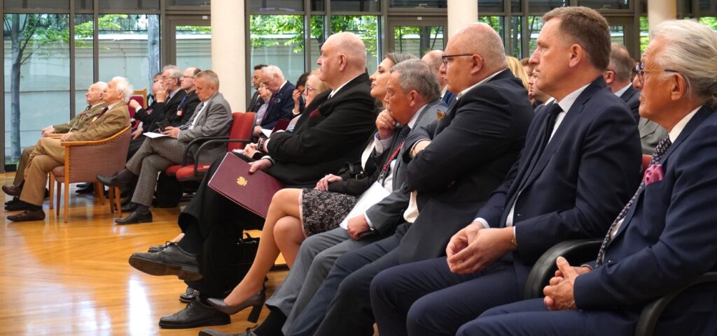 Uczestnicy konferencji siedzący na sali w siedzibie TK