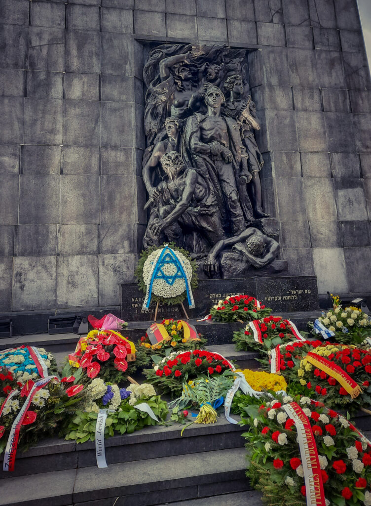 Wieńce przed Pomnikiem Bohaterów Getta w Warszawie, w tym wieniec ze wstęgą Trybunału Konstytucyjnego