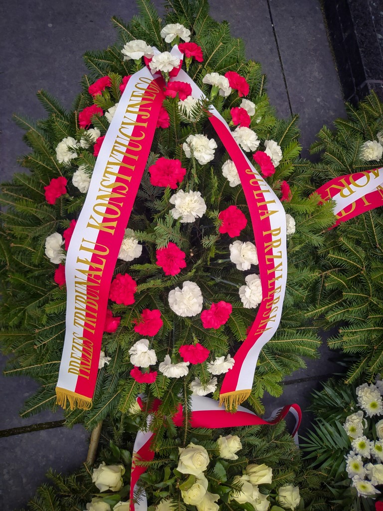 Biało-czerwony wieniec z szarfą prezes TK Julii Przyłębskiej