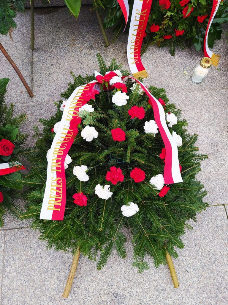 Biało-czerwony wieniec z szarfą z napisem Prezes Trybunału Konstytucyjnego