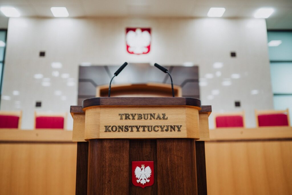Pusta mównica Trybunału Konstytucyjnego w sali konferencyjnej
