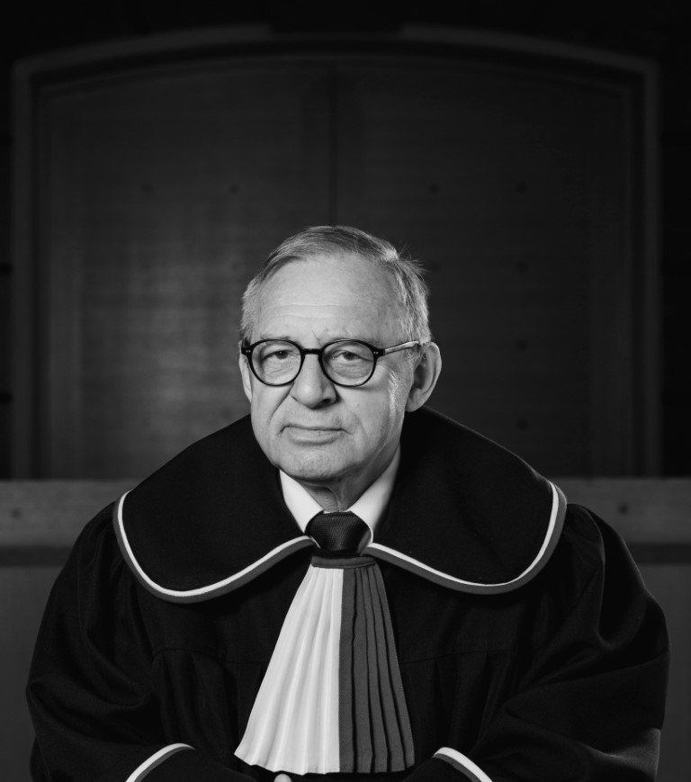Czarno-biały portret Lecha Morawskiego w todze sędziowskiej