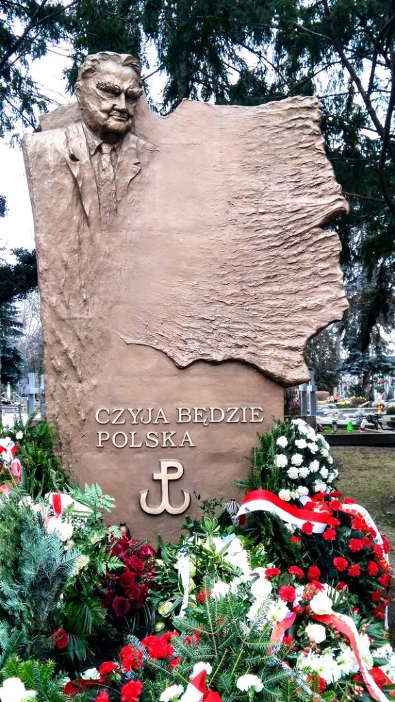 Pomnik nagrobny Jana Olszewskiego z popiersiem i wieńcami