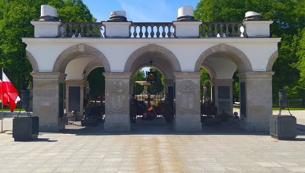 Arkady Grobu Nieznanego Żołnierza w Warszawie z wieńcami i polską flagą